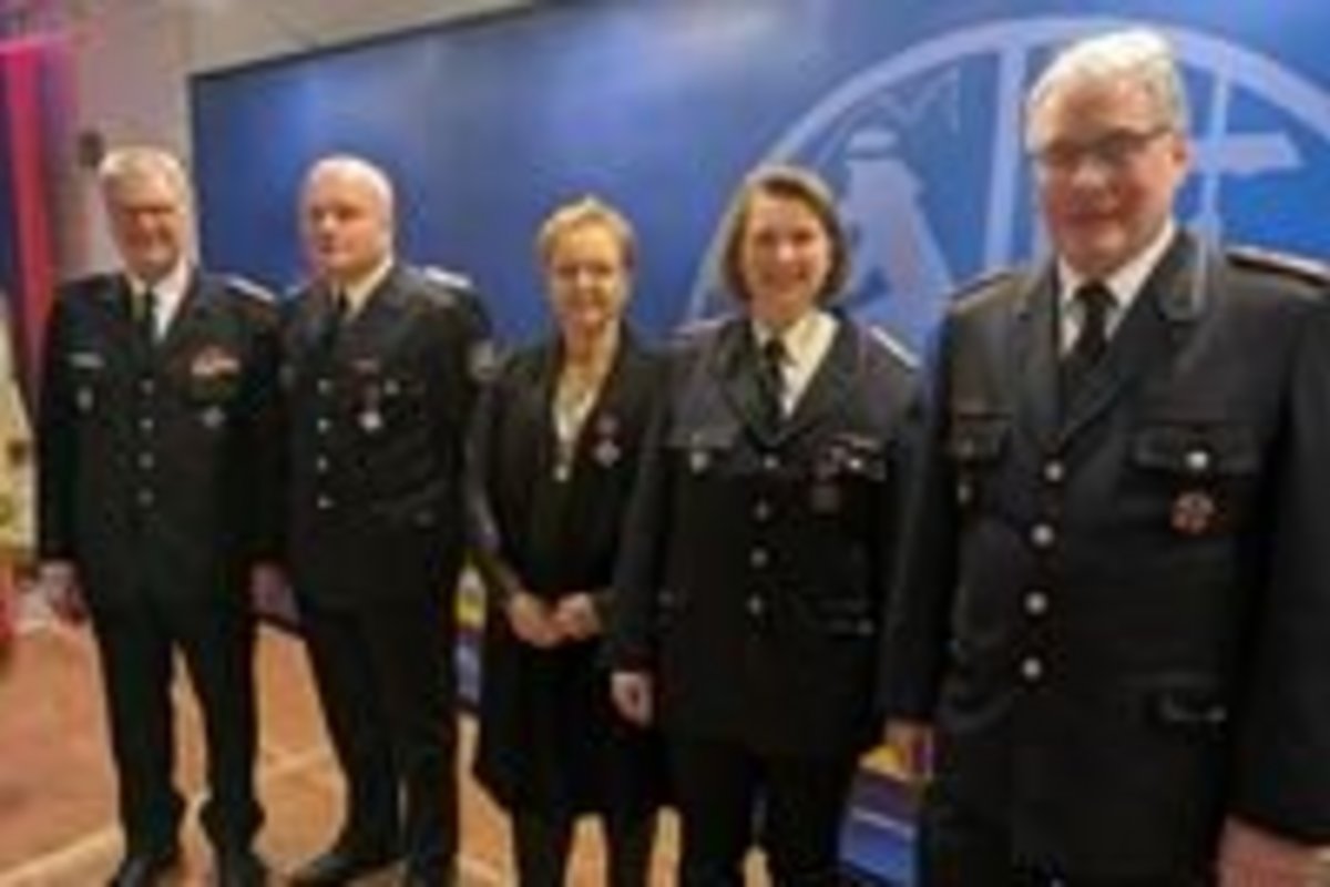 5 Personen in Ausgehuniformen
